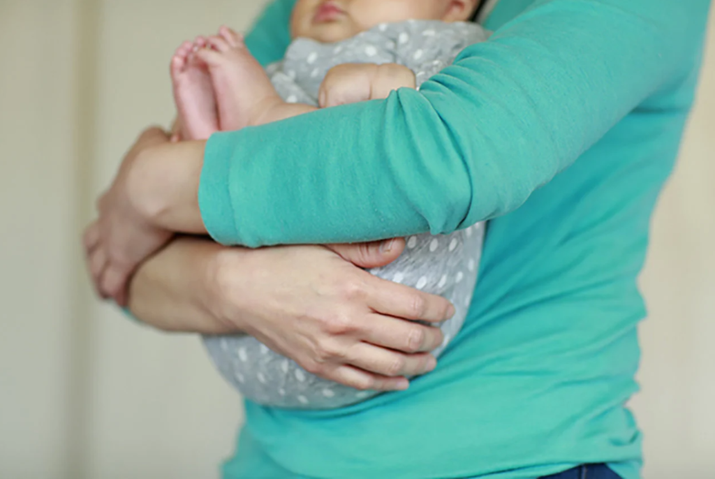 正しい抱っこの仕方 赤ちゃんにもママにも優しい抱き方とは アイケー メディケアワークス